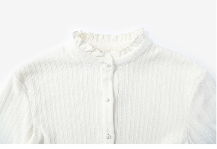 Weiße Bluse mit Rüschenausschnitt