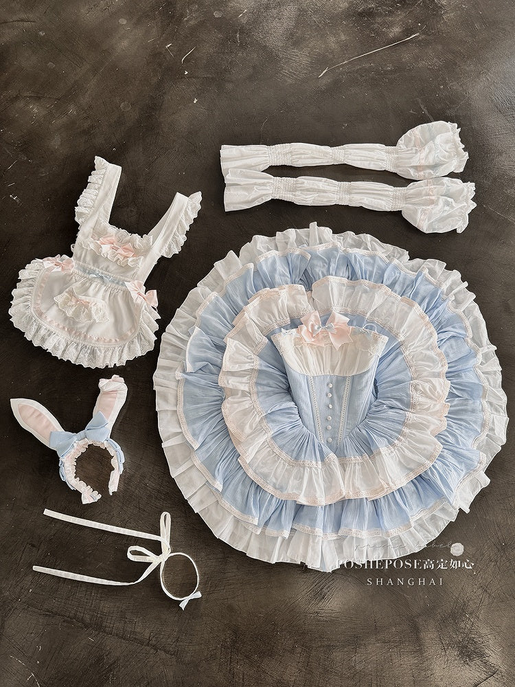 Süße Dienstmädchenschürze in Blau und Rosa + trägerloses Puffkleid mit Baskentaille, gestuftem Rüschensaum