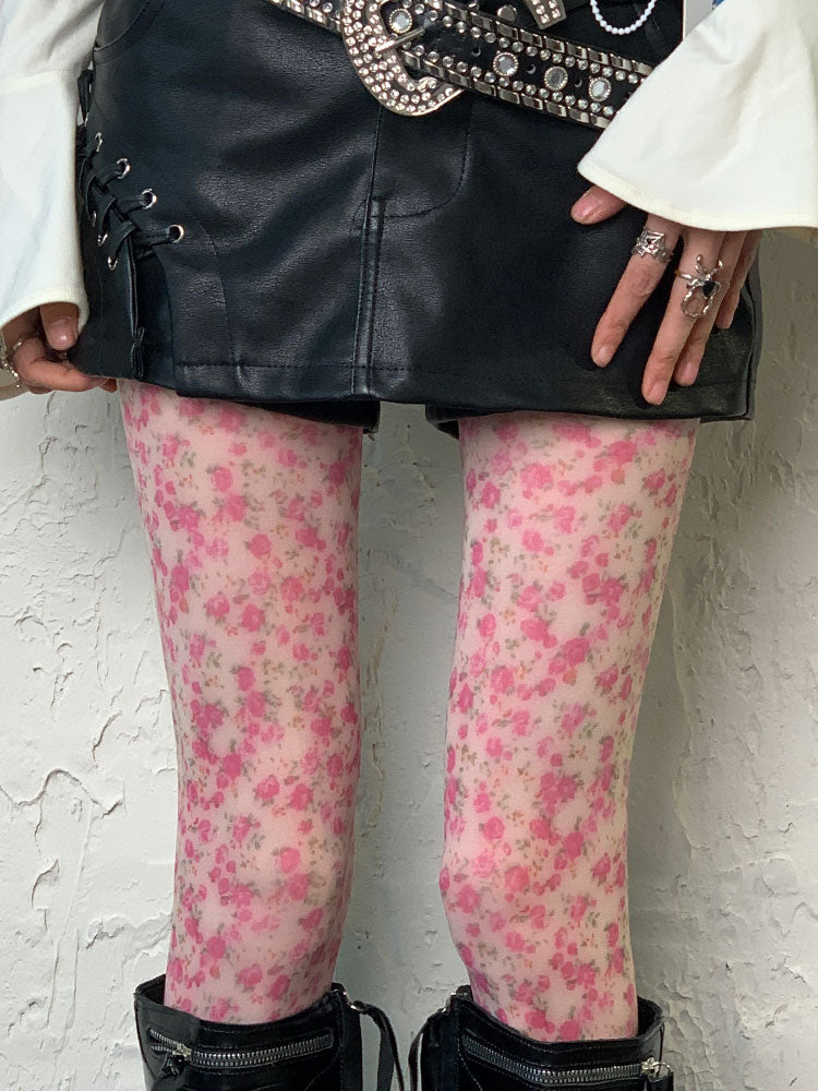 Rosenrote Strumpfhose mit Blumenmuster im Y2K-Stil