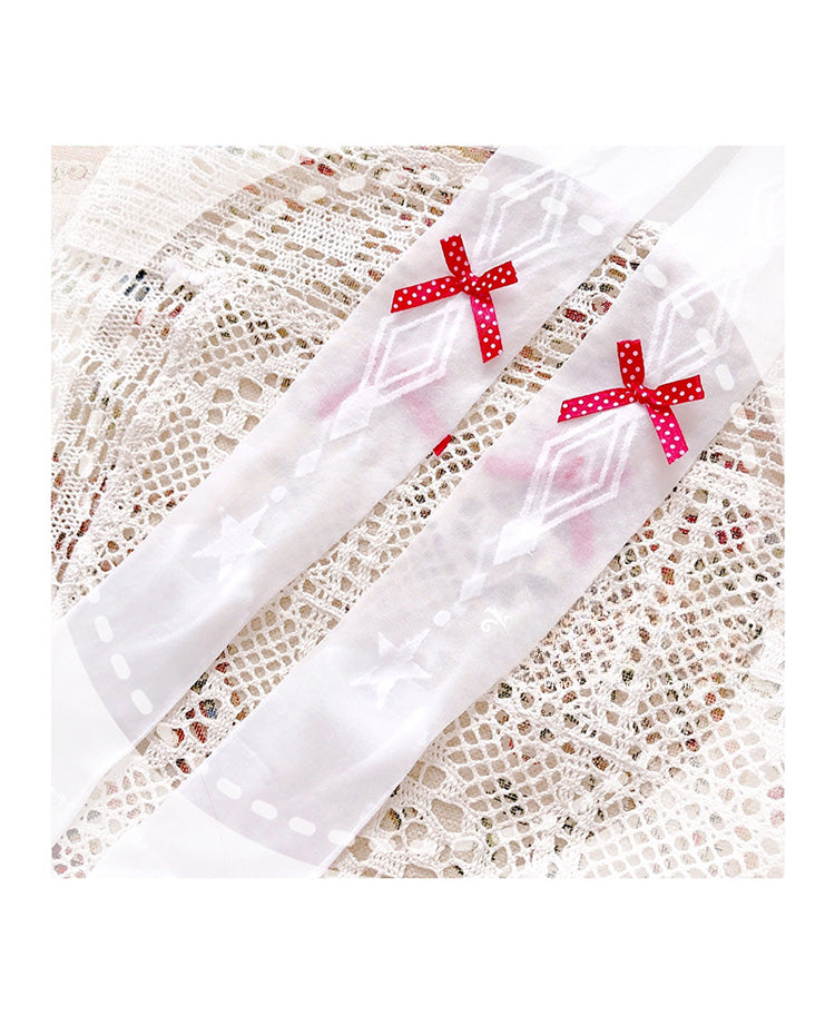 Bas Lolita blancs au-dessus du genou à motifs de diamants et nœuds rouges