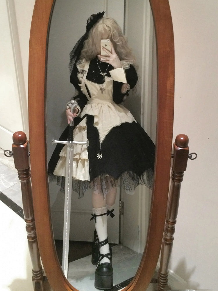Schwarzes Lolita-Kleid mit geschwungenem Spinnennetz-Saum und beiger Schürze