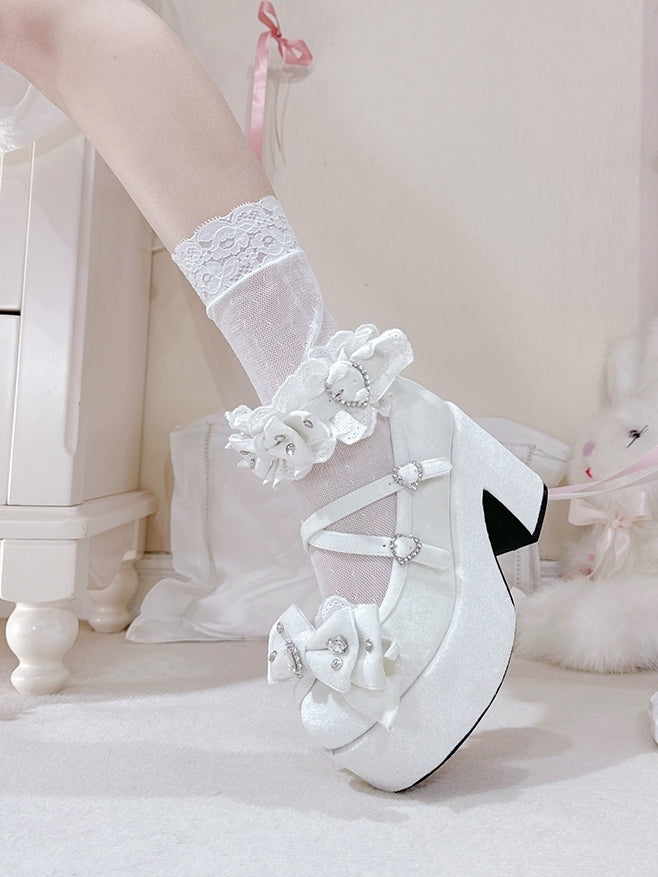 Plateau-Sneaker mit Bittersweet-Besatz, weiße Strass-Kreuzdetails, Rüschen mit Herzanhänger