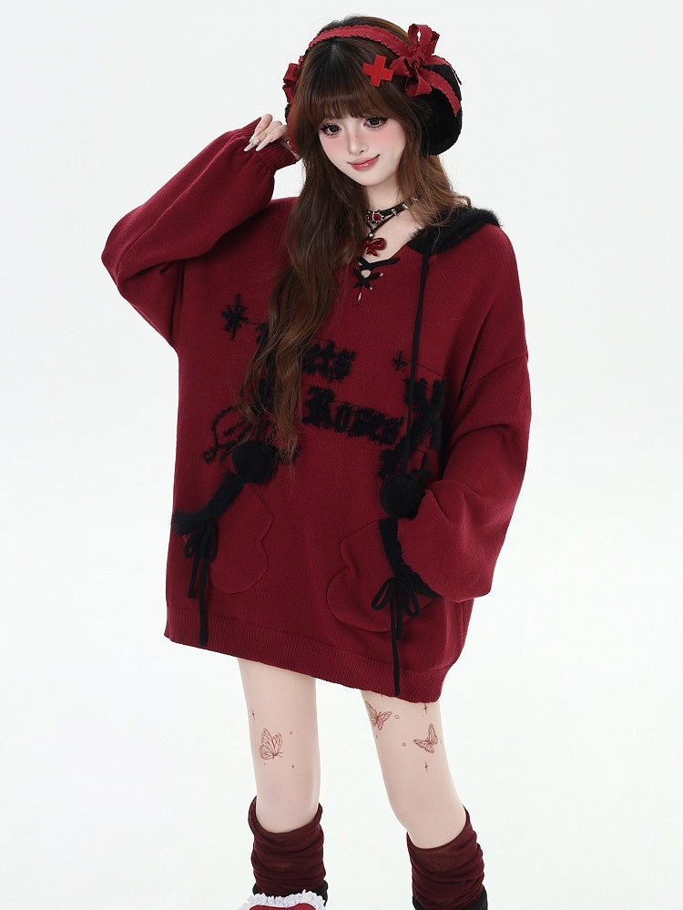 Lockerer Pullover mit Kapuze und V-Ausschnitt und schwarzem Buchstabenmuster