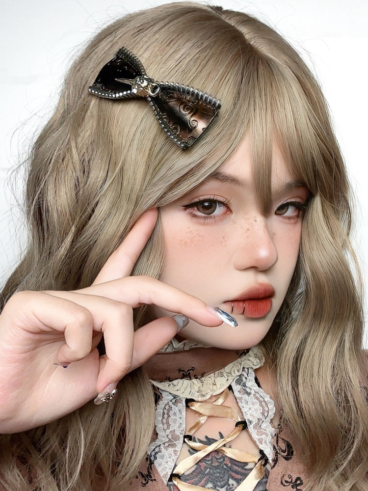 ダークブラウンのパンクな蝶結びヘアクリップ