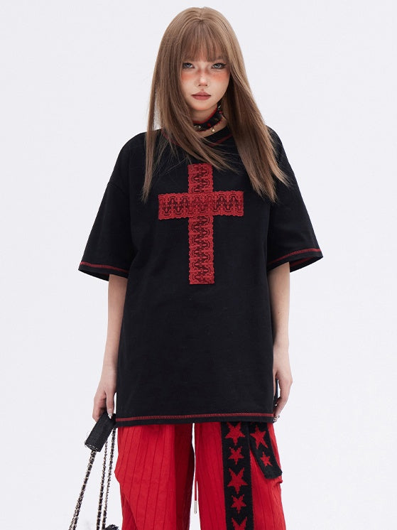 T-shirt col rond à motif croix noire