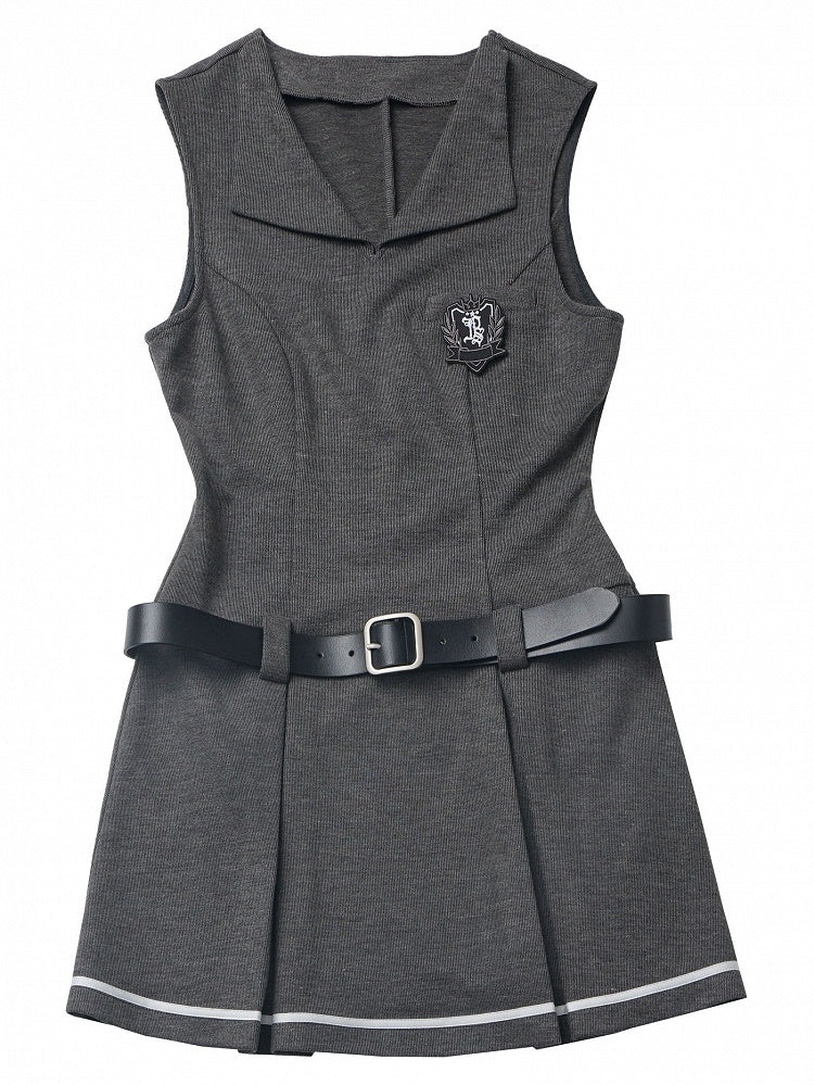 Robe en tricot gris foncé style preppy, sans manches, au-dessus du genou, avec ceinture à boucle