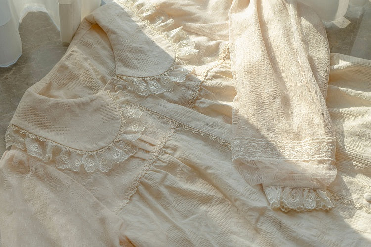 Beige Baumwollbluse mit rundem, flachem Kragen und langen Ärmeln
