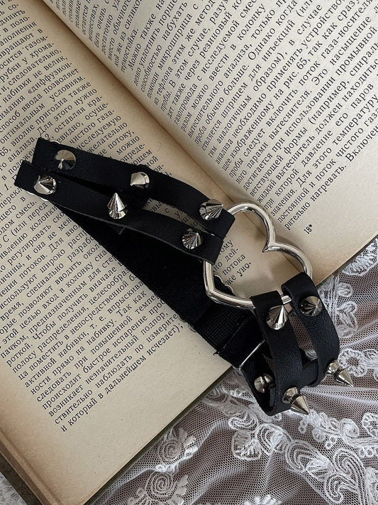 Loop Leg Heart Black Studs Ring With and Decoration