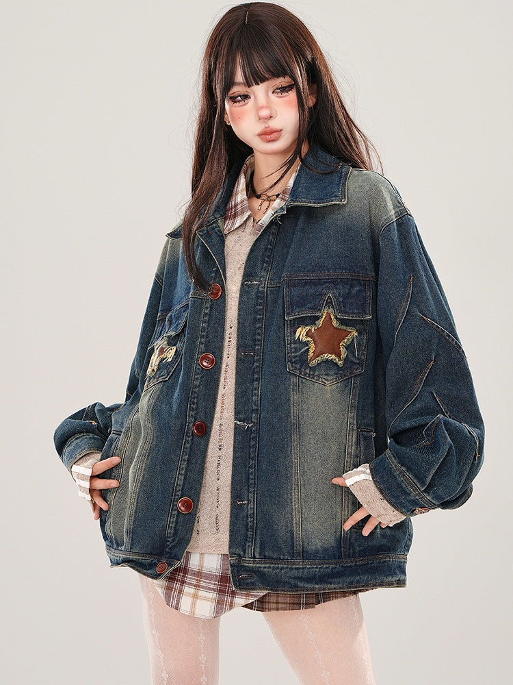 Jeansblaue Jacke mit Stern-Patches und verblasster Waschung