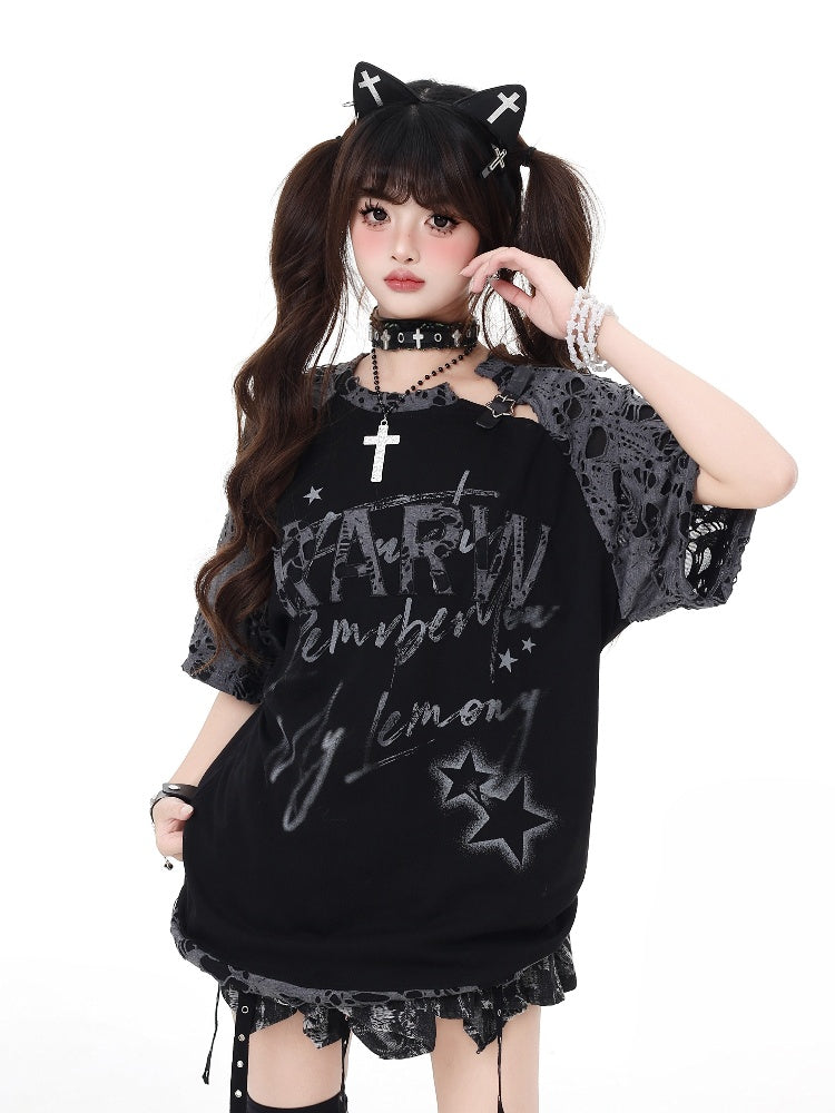 Schwarzes T-Shirt mit Distressed-Löchern und Sternschnalle