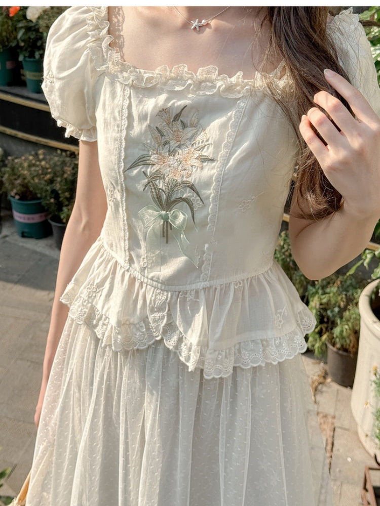 Beige quadratische Rüschenbluse mit Ausschnitt, Puffärmeln, Lilienstickerei und Spitze