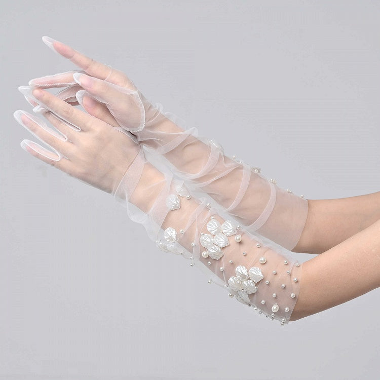 Weiße Handschuhe aus künstlichen und verzierten Perlen, Tüll, Muscheln, Meer