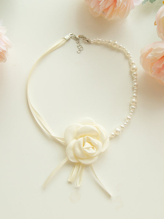 Camellia Necklace Beige