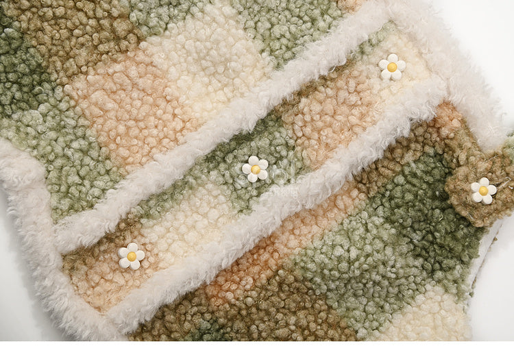 Gilet polaire à carreaux avec détails floraux verts et boutons