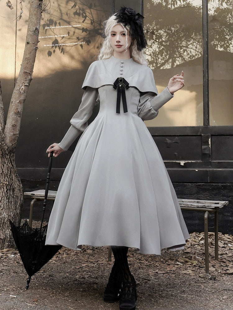 Robe grise élégante à manches longues et cape style gothique lolita