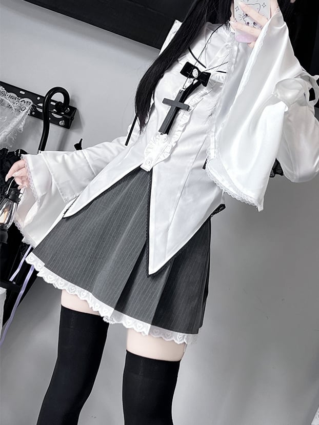 Ensemble Jirai Kei composé d'une chemise blanche à col marin gothique, d'une jupe rayée en dentelle grise et d'un nœud noir
