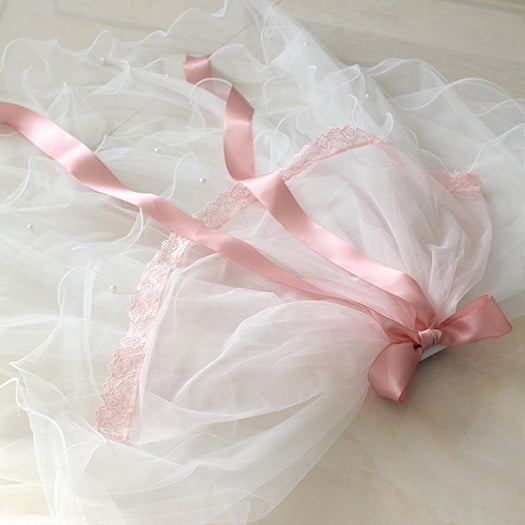 Nœud papillon rose avec bordure en dentelle et voile