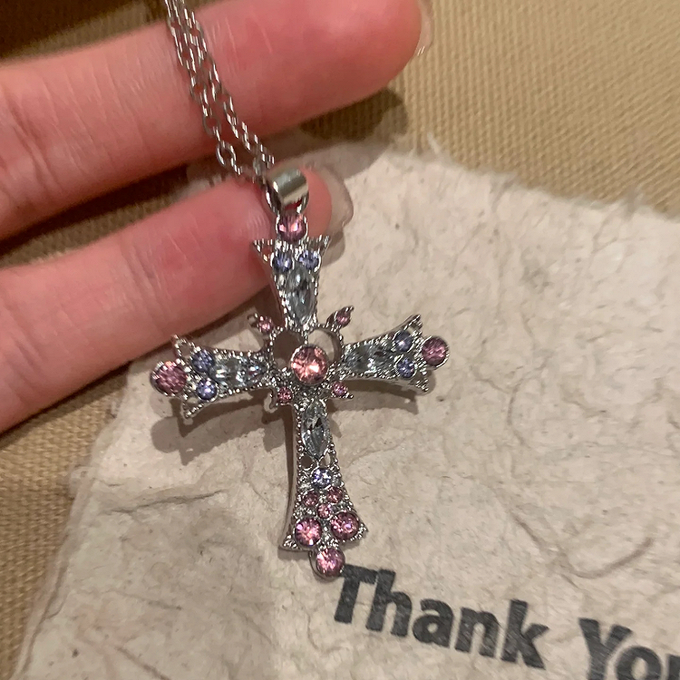 Halskette mit Kreuzanhänger in Neon-Regenbogen/Lila mit Strasssteinen