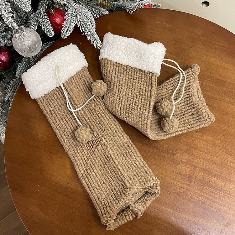 Süße Beinwärmer mit Pompons in Khaki und Braun