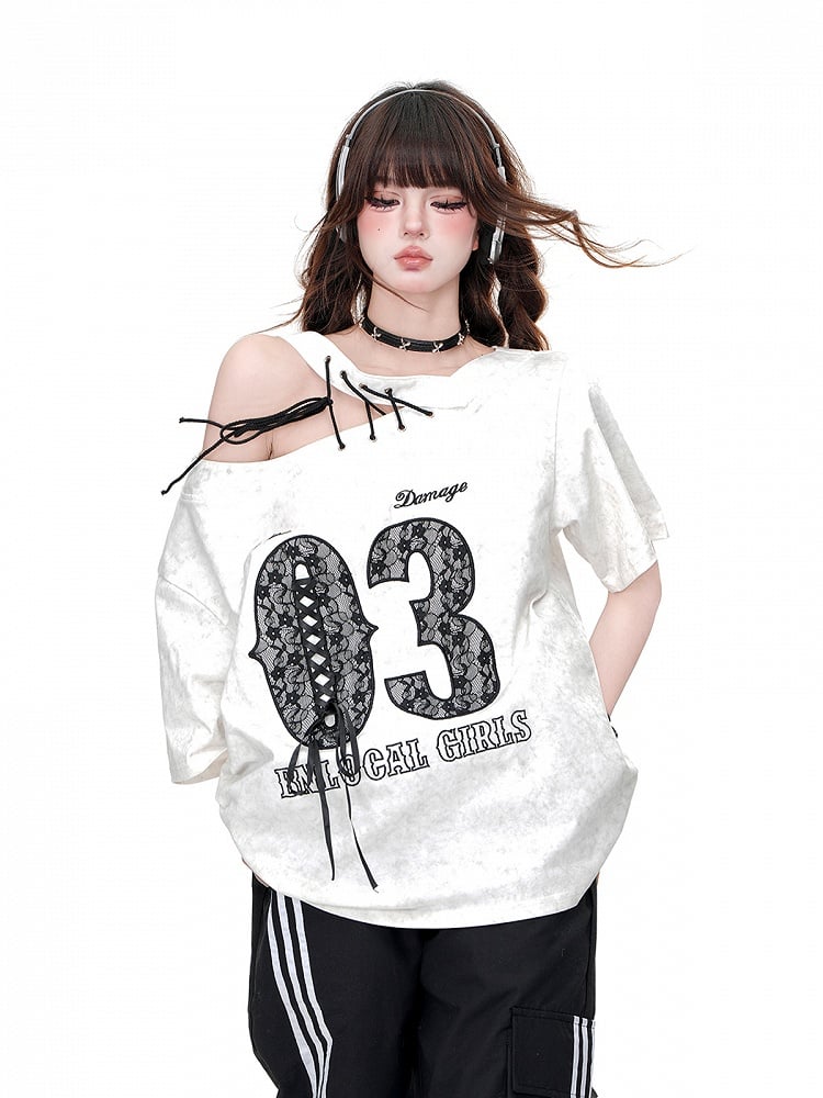 Schwarz/weißes T-Shirt mit Cut-Out-Schulter und Buchstaben-Schnürung an der Schulter