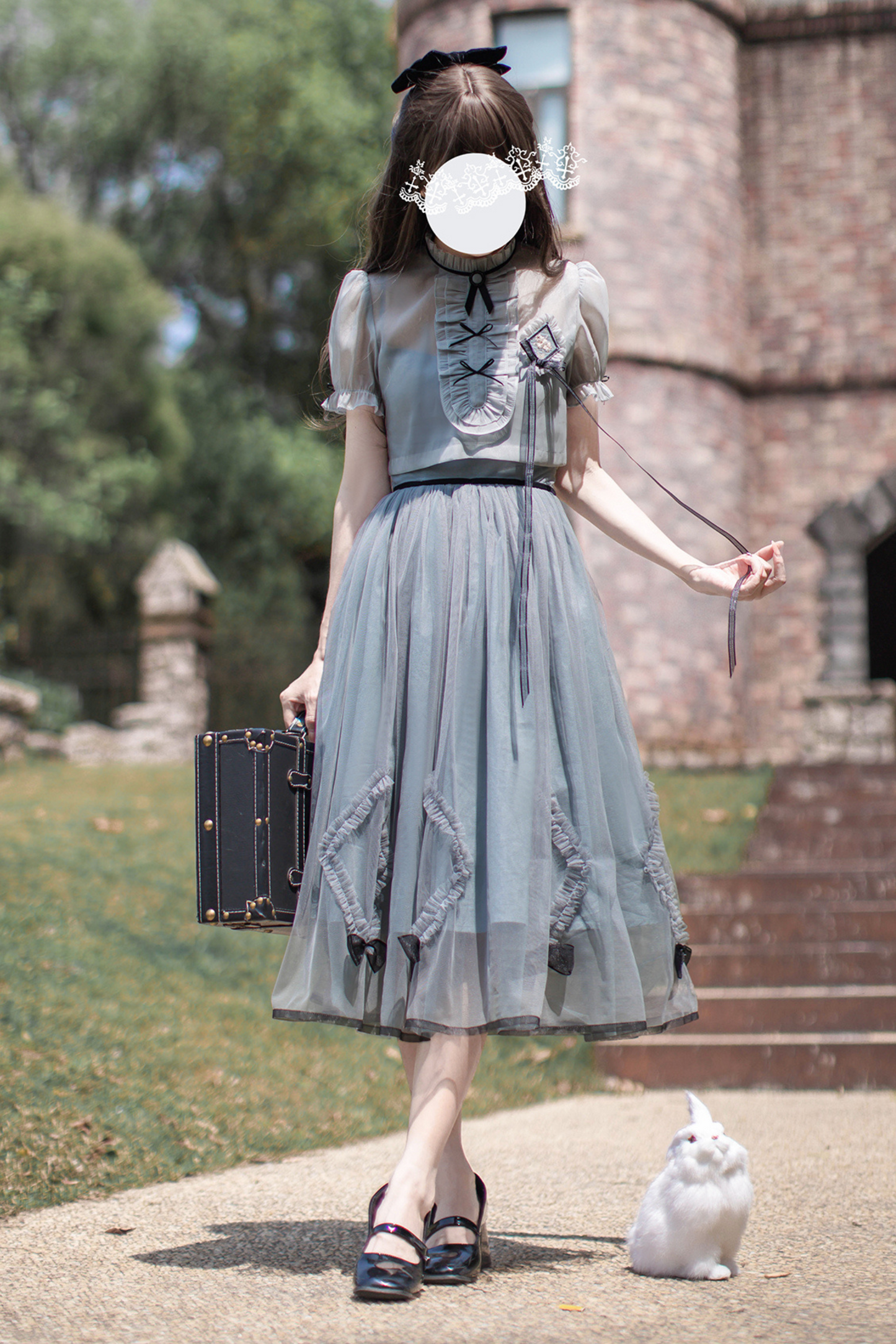 brooch dress Nostalgic ribbon top + traveling Alice outer