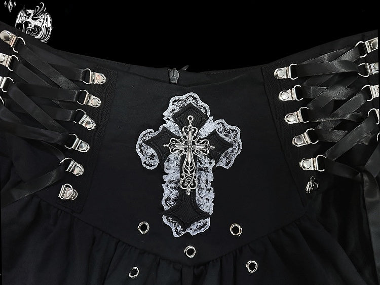 Gothic Punk Rock mit Schnürung und Kreuzverzierung aus schwarzem Metall