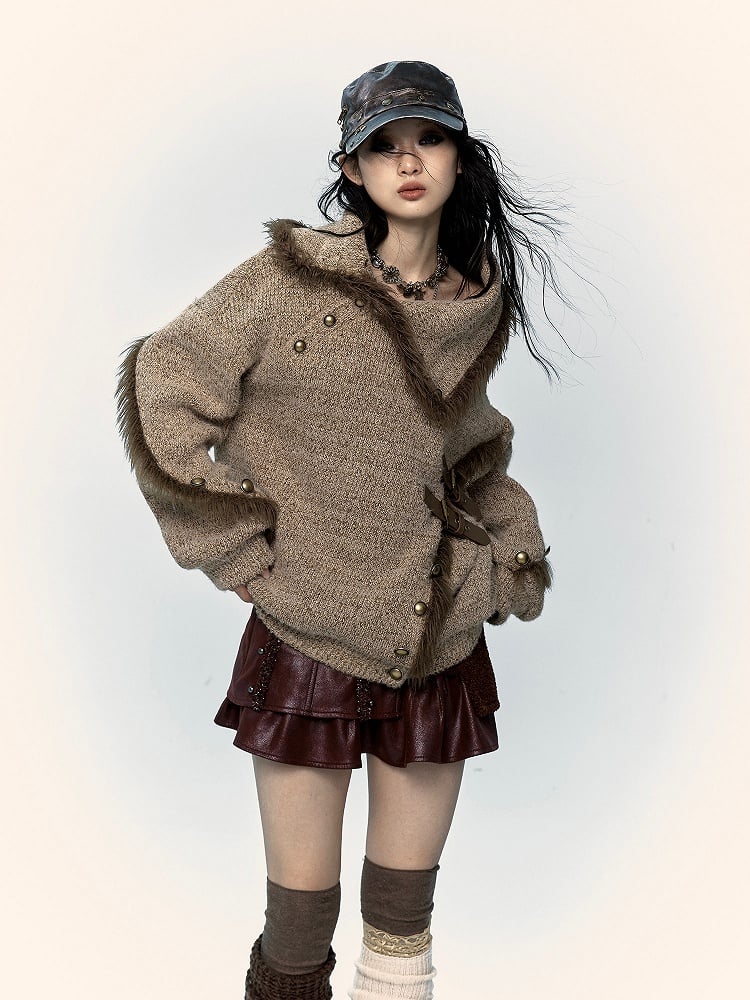 Hellbrauner Strickpullover mit Plüschbesatz, Schnalle und Nieten