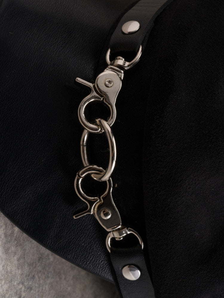 Baretthut mit Gothic-Schnallen in Schwarz