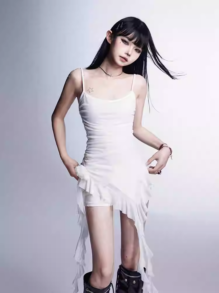 ホワイトのアシンメトリーなフリルキャミワンピース(ミニ丈)グラマラス