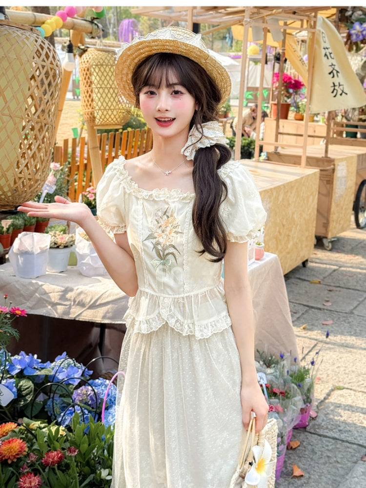 Beige quadratische Rüschenbluse mit Ausschnitt, Puffärmeln, Lilienstickerei und Spitze