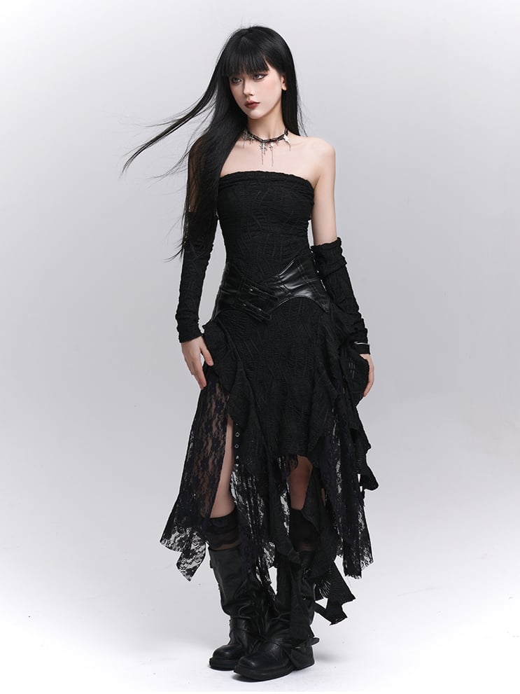 Asymmetrisches trägerloses Kleid mit schwarzen, frei fallenden Rüschen