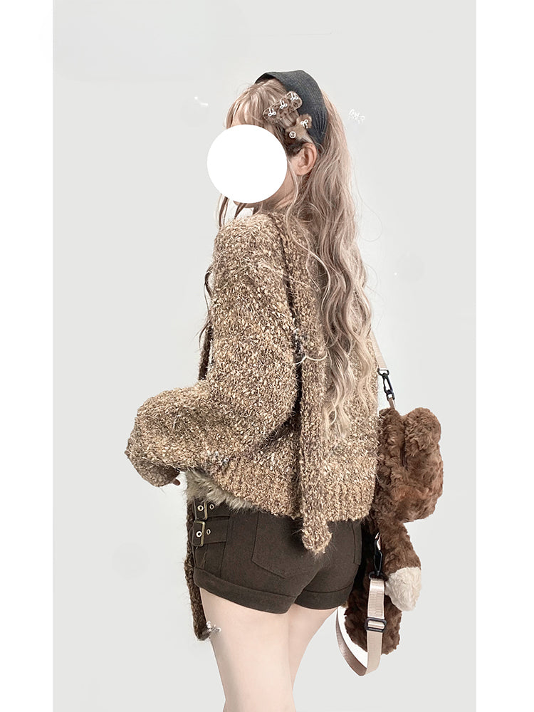 Khakifarbener Pullover mit V-Ausschnitt und Schal