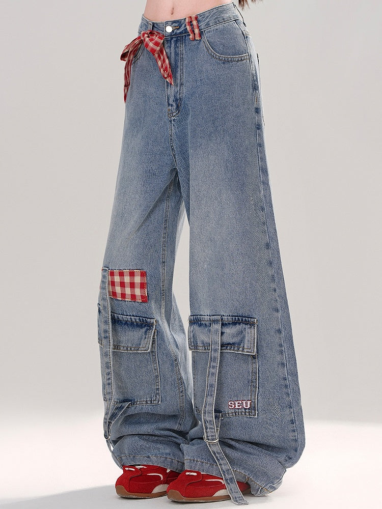 Hellblaue Jeans mit weitem Bein und abnehmbarer karierter Schleife und Cargotaschen