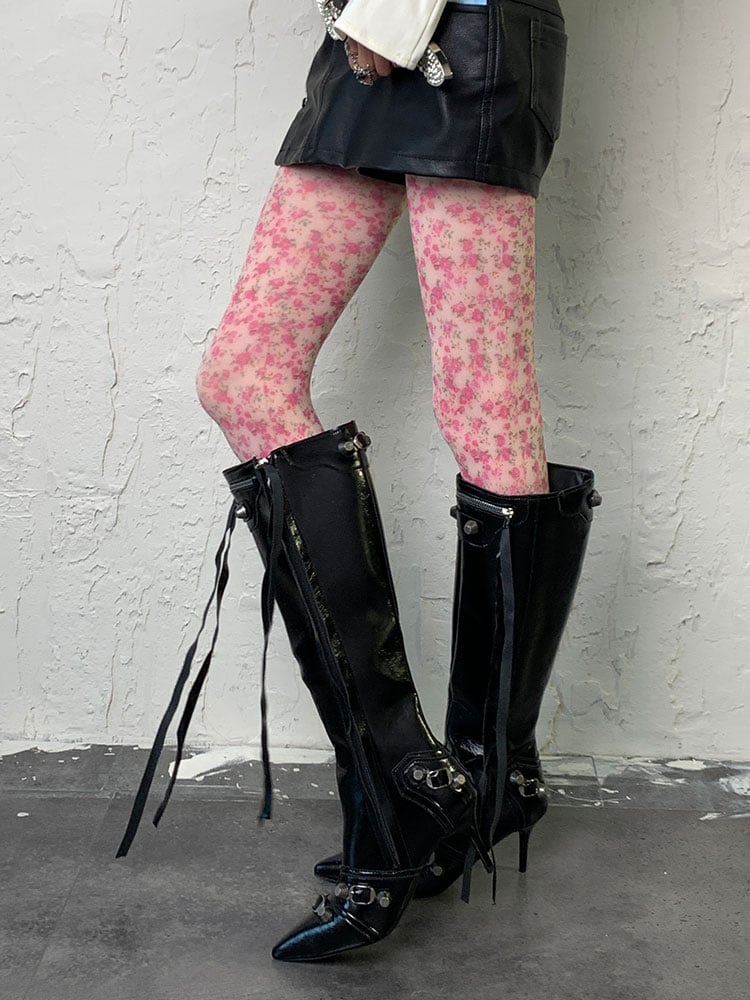 Rosenrote Strumpfhose mit Blumenmuster im Y2K-Stil