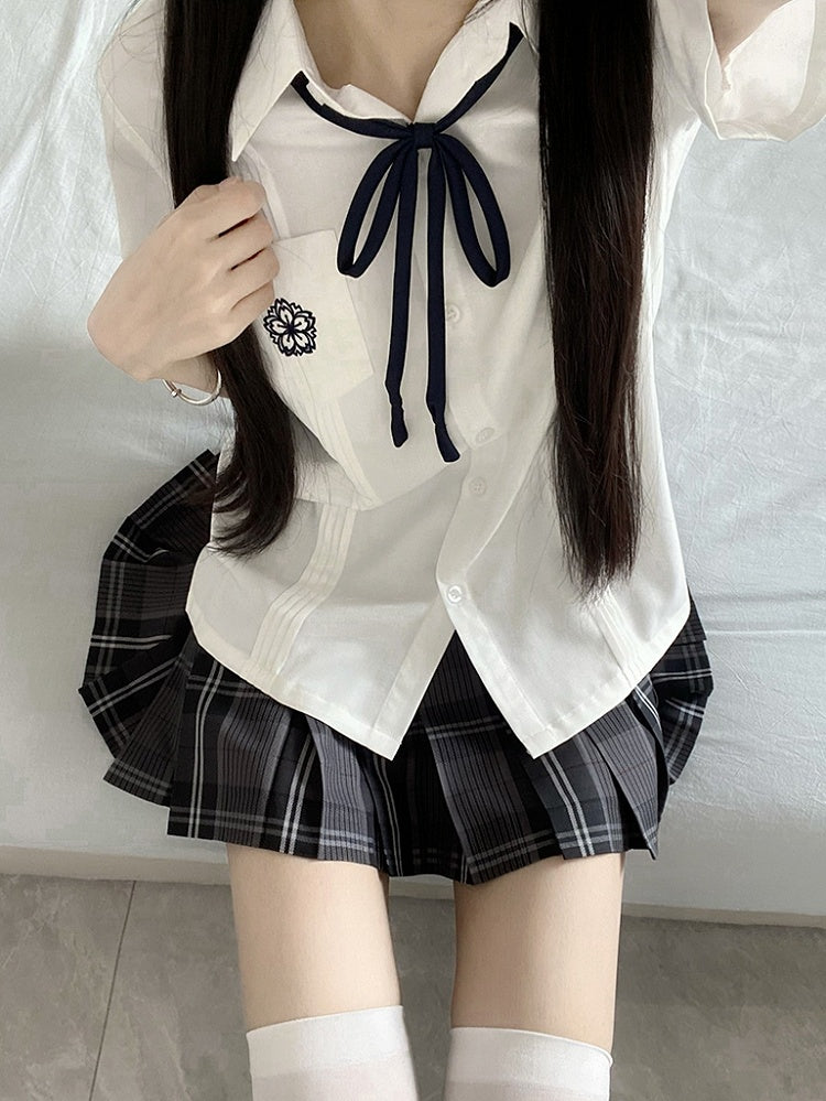 Weißes Blumenuniformhemd im Stil JK mit kurzen Faltendetails und Stickereiärmeln