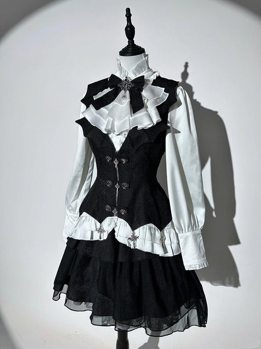 Weißes und schwarzes Gothic-Lolita-Outfit-Shirt + Weste mit Kreuzanhängern und gebogenem Saum + Rock aus Spinnennetzstoff, komplettes Set