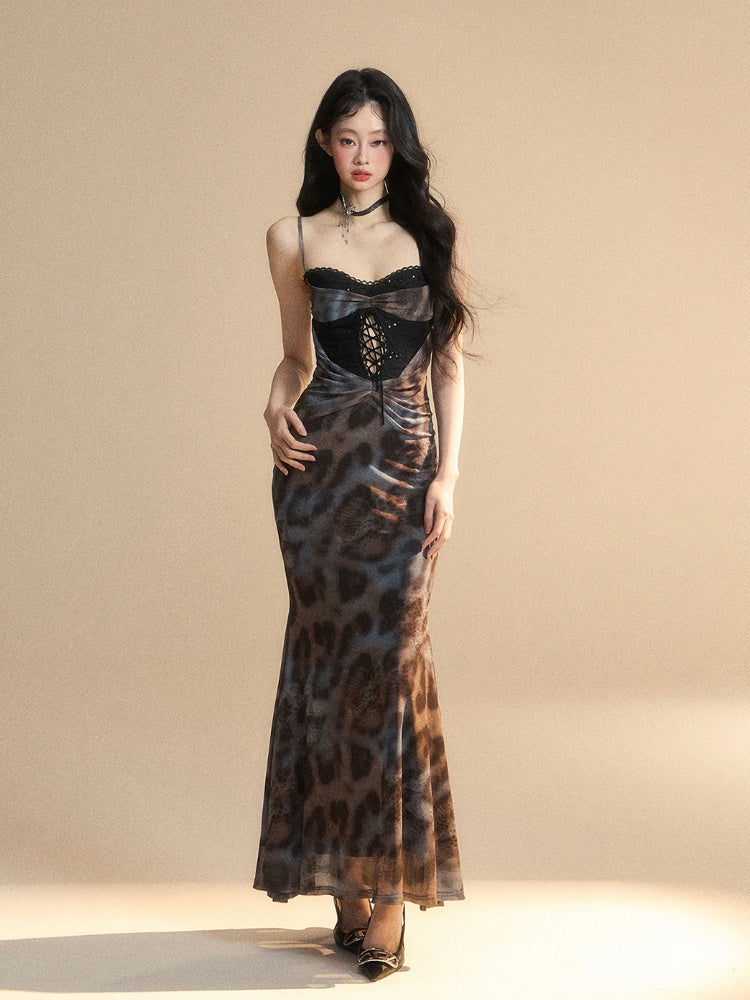 華やかなバックディテール、レースギャザーディテール、スリップドレス、グレーのヒョウ柄カットアウトパッチ