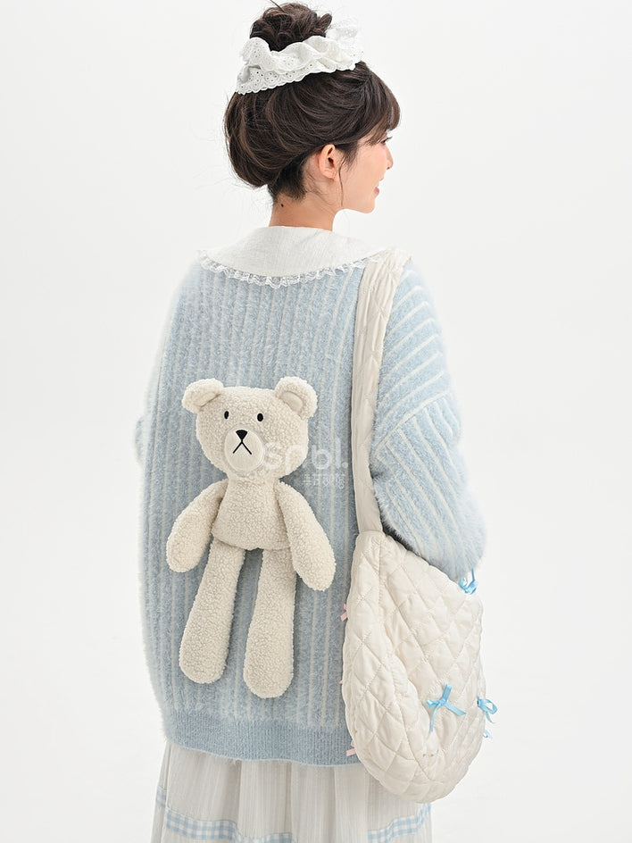 Süßer, kleiner Plüschbär, verziert mit blau gestreiften, lockeren Cardigan