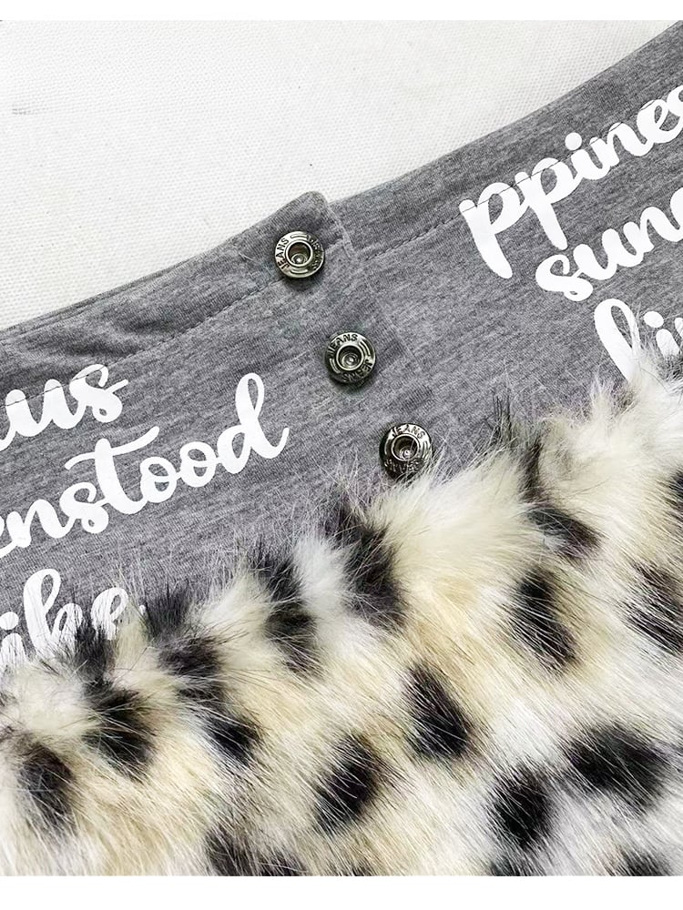 Grauer Rock mit Leoparden- und Patchwork-Buchstabenmuster