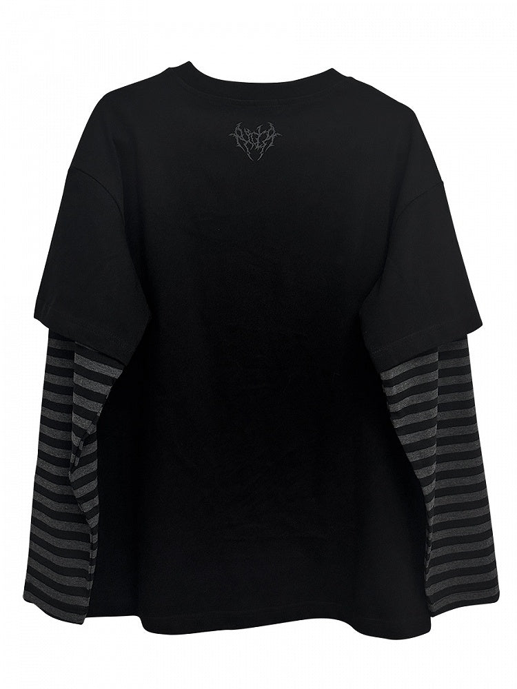 Schwarzes T-Shirt mit Grafik und gestreiften Ärmeln im Emo-Punk-Girl-Stil