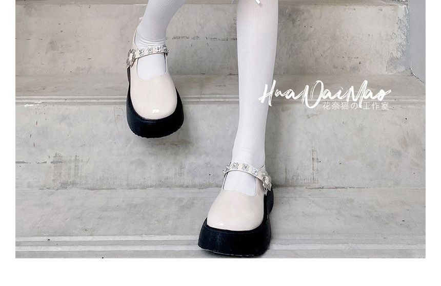 Hohe, schlichte Socken mit Spitzenbesatz und Schleife