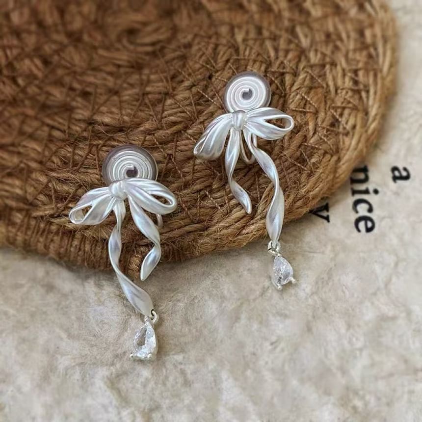Bow Alloy Ear Cuff