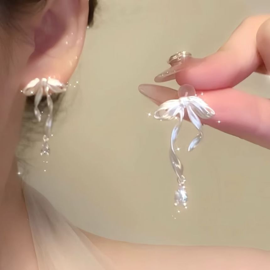 Bow Alloy Ear Cuff