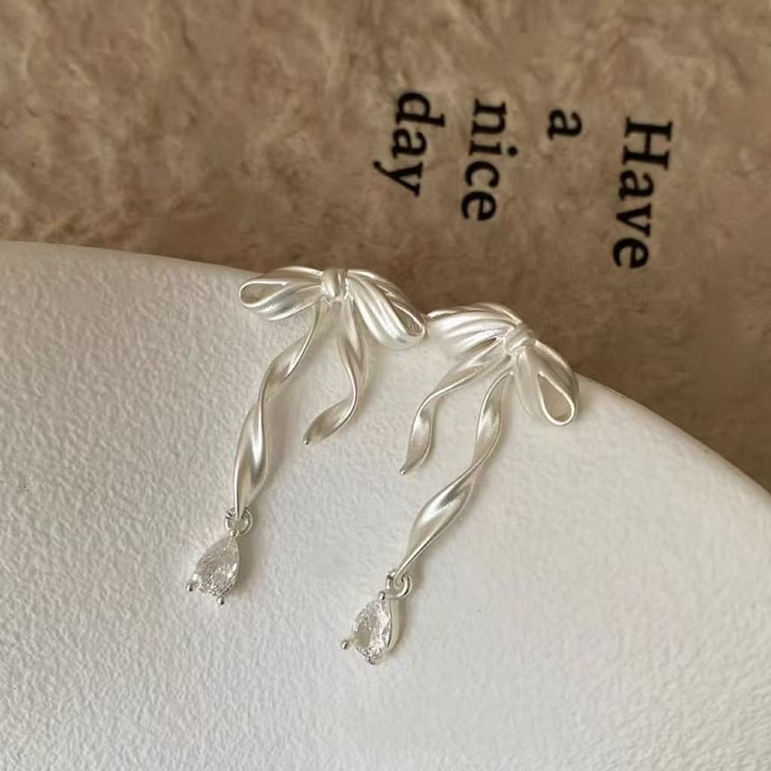 Bow Alloy Ear Cuff