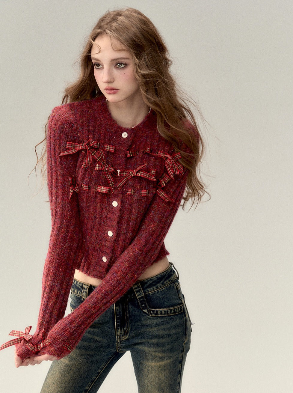 Geripptes Strickoberteil mit Bändern + Strickmütze mit Bändern + Strickblumen