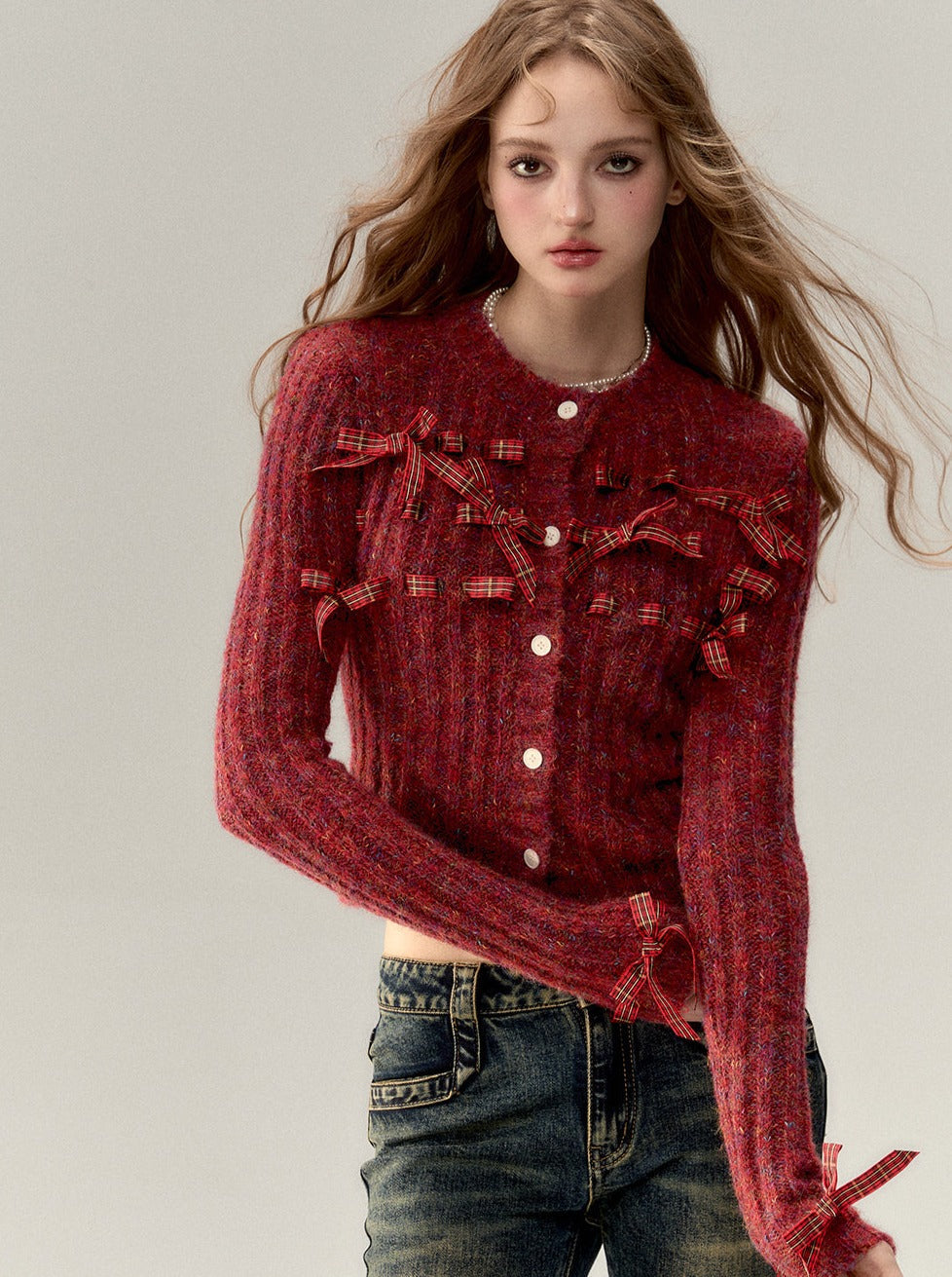 Geripptes Strickoberteil mit Bändern + Strickmütze mit Bändern + Strickblumen