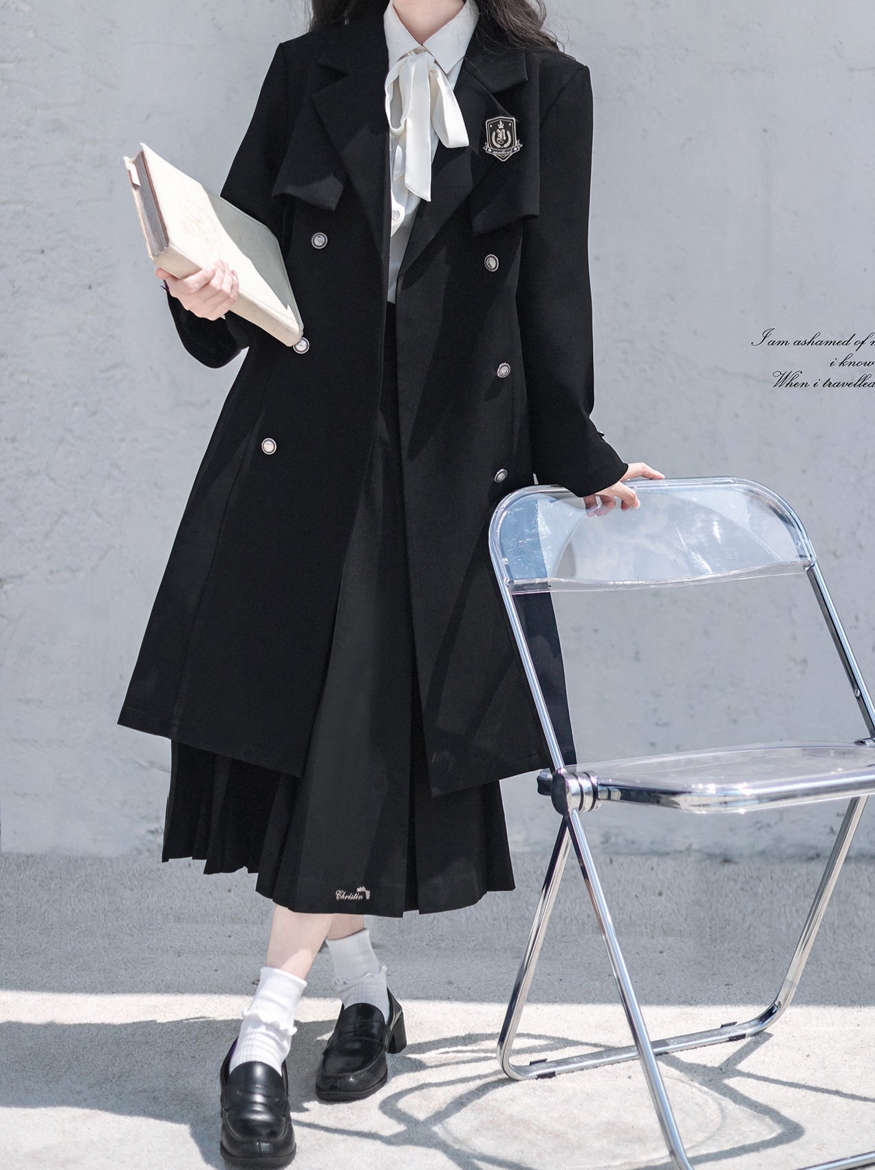 Trench-coat plissé en métal avec badge brodé en ruban noir et jupe chemise