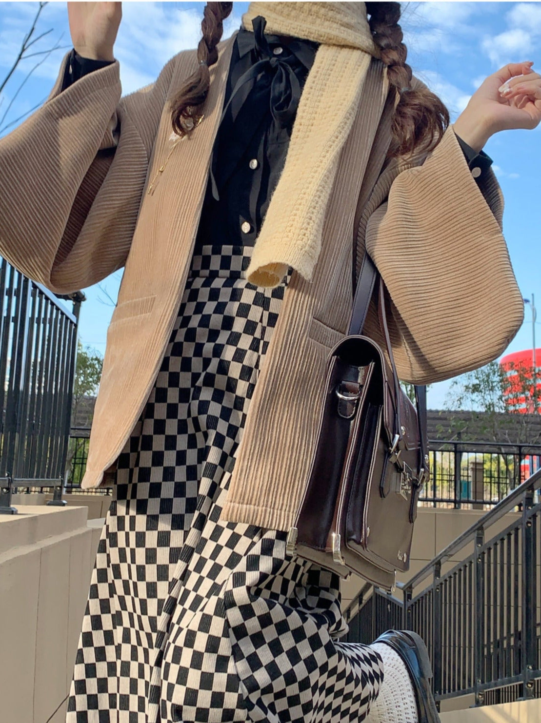 Veste Showa grise cerise foncée à ruban, jupe plume + note, chemise en mousseline de soie à broche rétro à carreaux + jupe