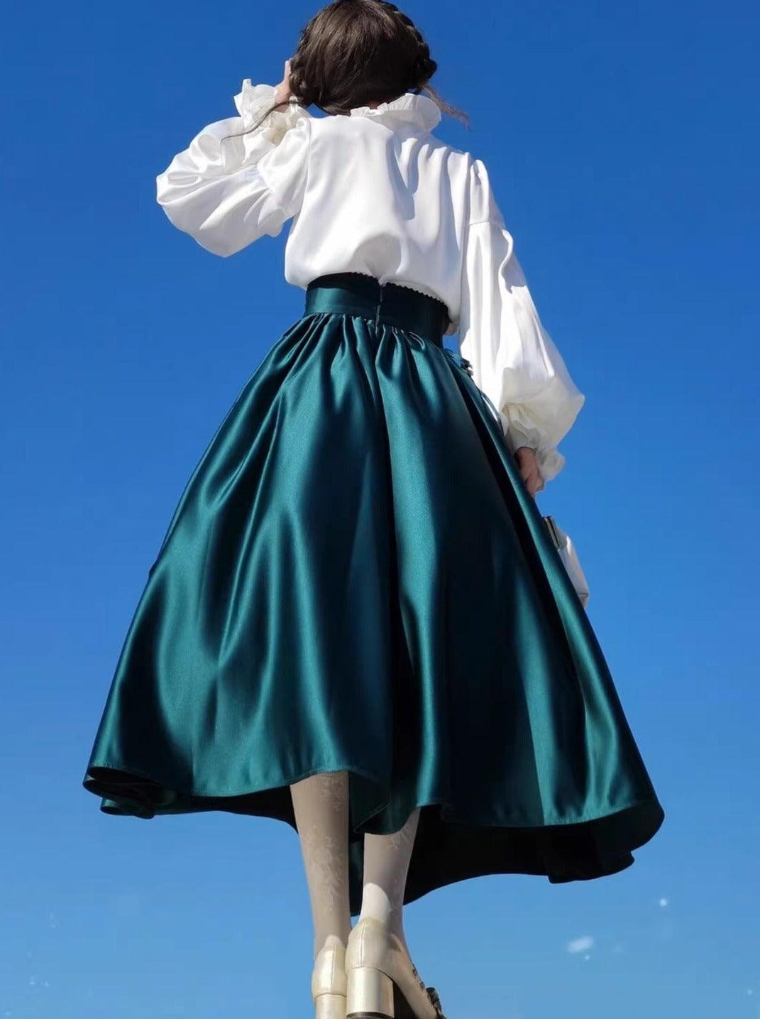 Elegante Spitzenbluse mit Rüschen + langer ausgestellter Satinrock