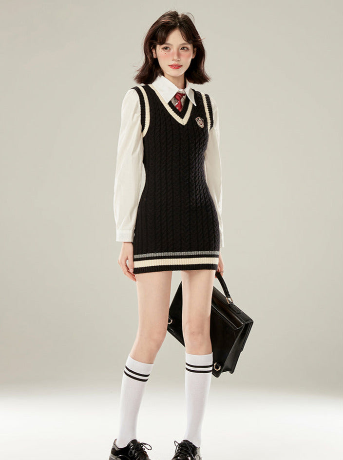 Robe style tricot + cravate universitaire, gilet blanc, chemise à col en V
